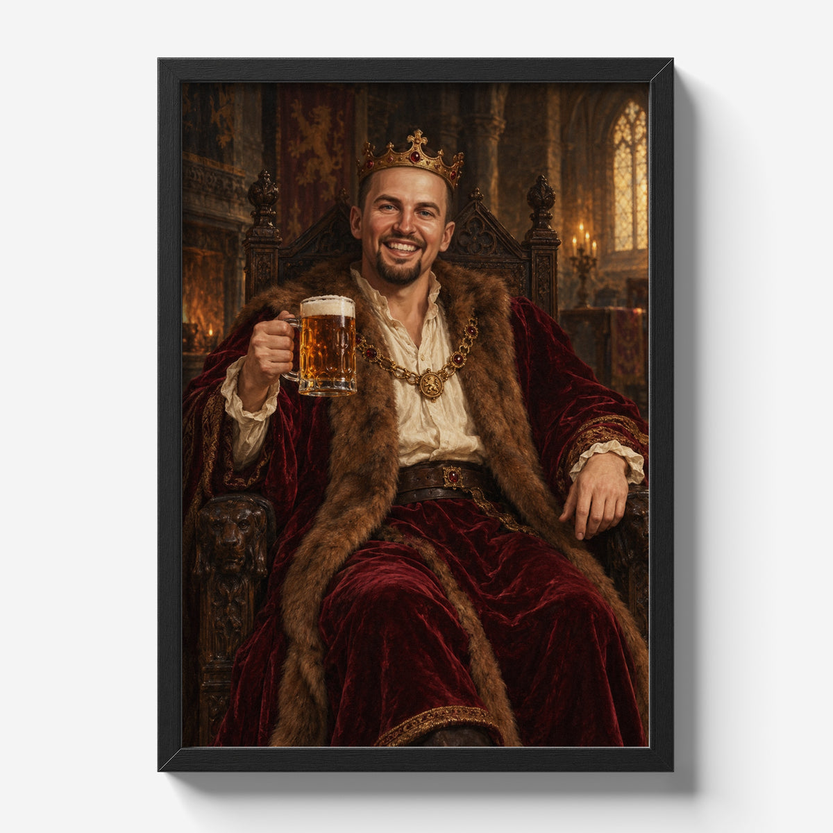 Król Z Piwem — plakat ze zdjęcia w czarnej ramie na jasnym tle, z portretem mężczyzny w koronie i bordowym płaszczu, z kuflem piwa w zamkowej sali.