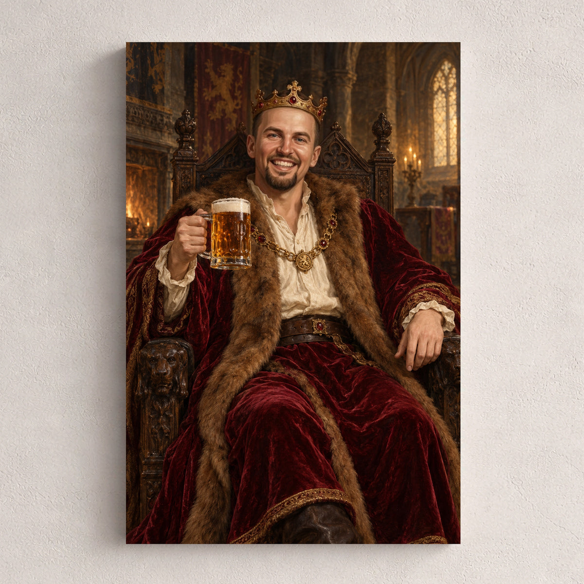 Król z piwem — personalizowany portret ze zdjęcia na płótnie, przykład obrazu w rozmiarze 20×30 cm na jasnej ścianie.