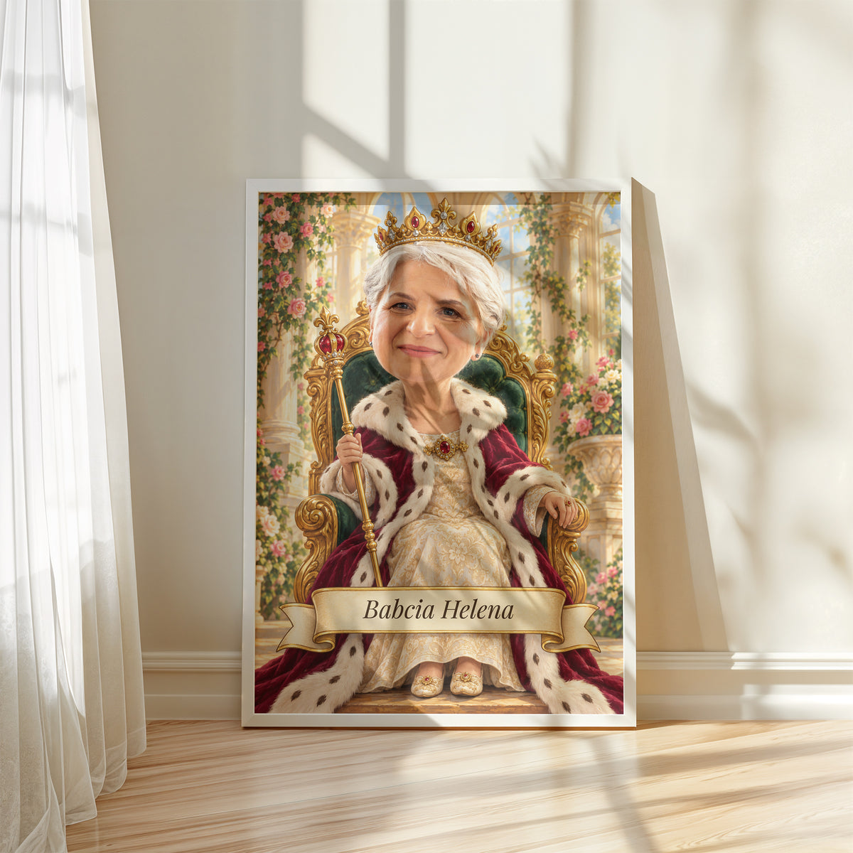 Królowa Babcia — plakat w białej ramie przy oknie, z karykaturą babci w koronie na złotym tronie, w jasnej sali z kwiatami. C-PL-KAR-07-2130-NF