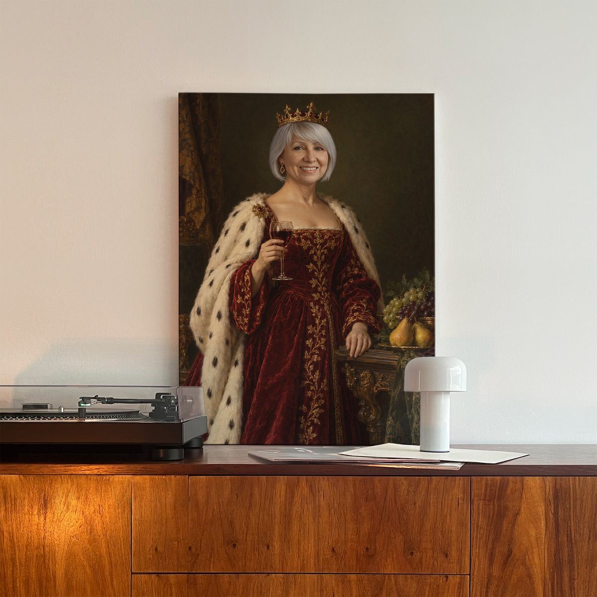 Królowa wina — personalizowany obraz na płótnie oparty o jasną ścianę, na drewnianej komodzie obok gramofonu. C-CV-ROY-11-2030
