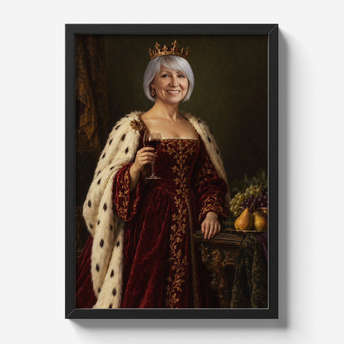 Królowa Wina — plakat ze zdjęcia w czarnej ramie na jasnym tle, z portretem kobiety w bordowej sukni i koronie, z kieliszkiem czerwonego wina.