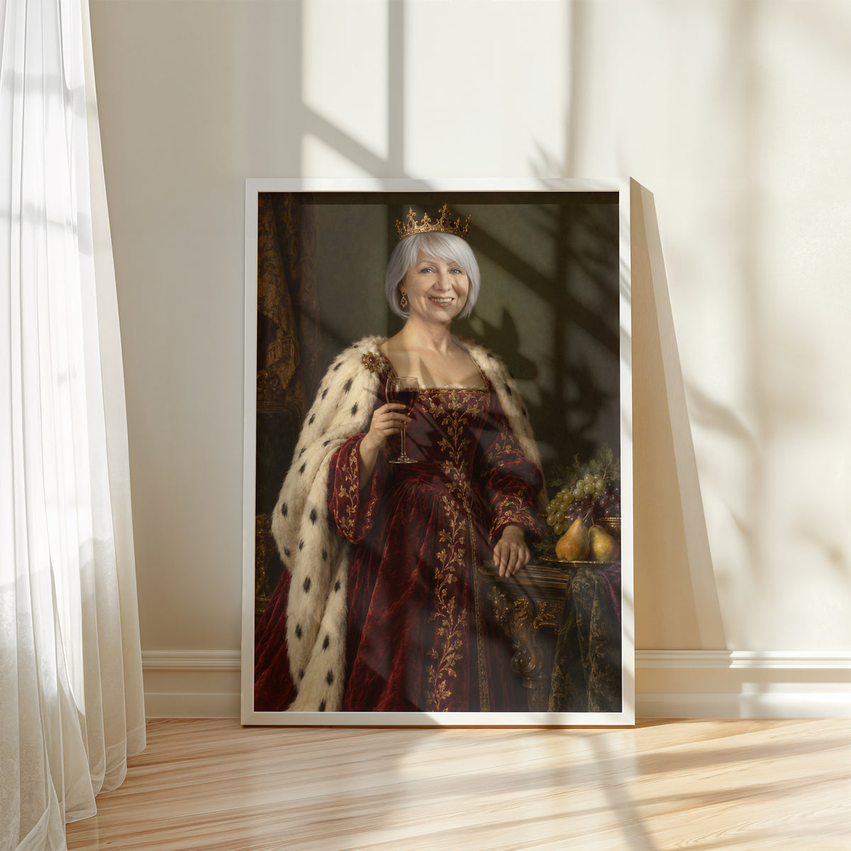 Królowa Wina — plakat w białej ramie przy oknie, z portretem kobiety w bordowej sukni i koronie, z kieliszkiem czerwonego wina. C-PL-ROY-11-2130-NF