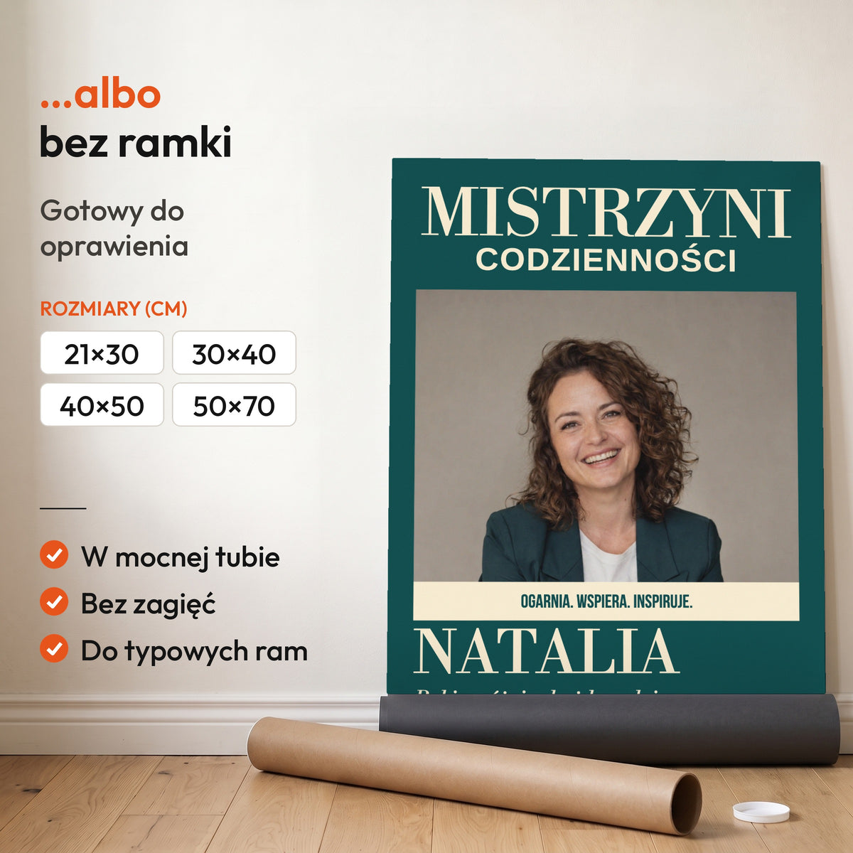 MISTRZYNI CODZIENNOŚCI — plakat bez ramki, gotowy do oprawienia: rozwinięty z rolki, obok tuba do wysyłki. C-PL-COVMAG-20-2130-NF