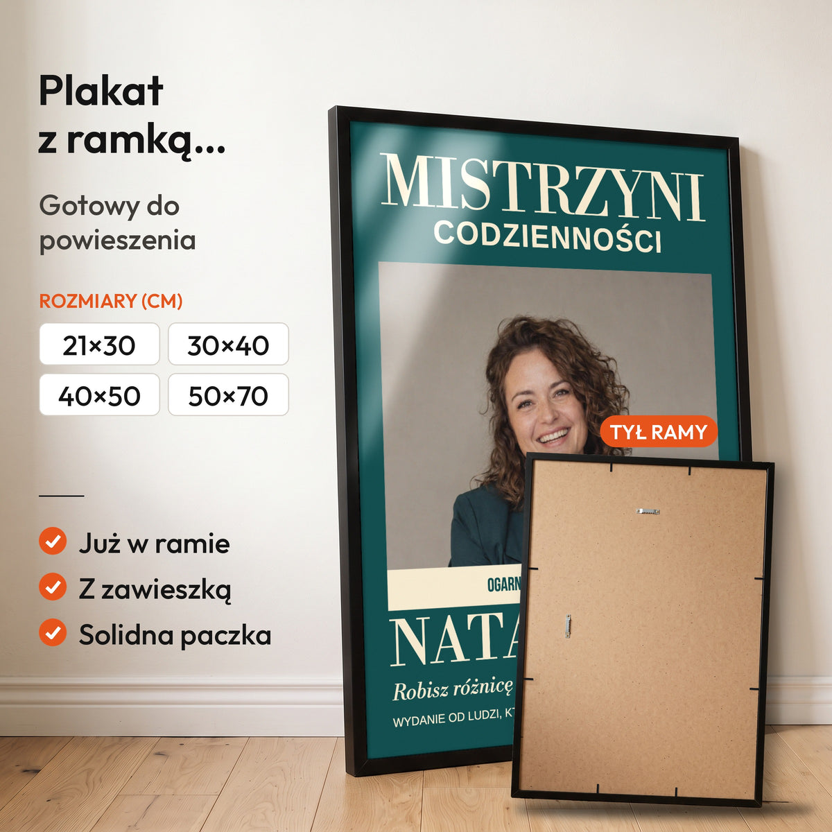 MISTRZYNI CODZIENNOŚCI — plakat z ramką, gotowy do powieszenia: czarna rama od przodu i tył ramy z zawieszką. C-PL-COVMAG-20-2130-NF
