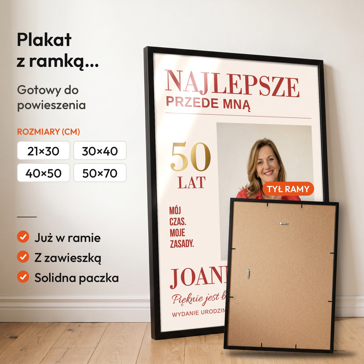 NAJLEPSZE PRZEDE MNĄ — plakat z ramką, gotowy do powieszenia: czarna rama od przodu i tył ramy z zawieszką. C-PL-COVMAG-19-2130-NF