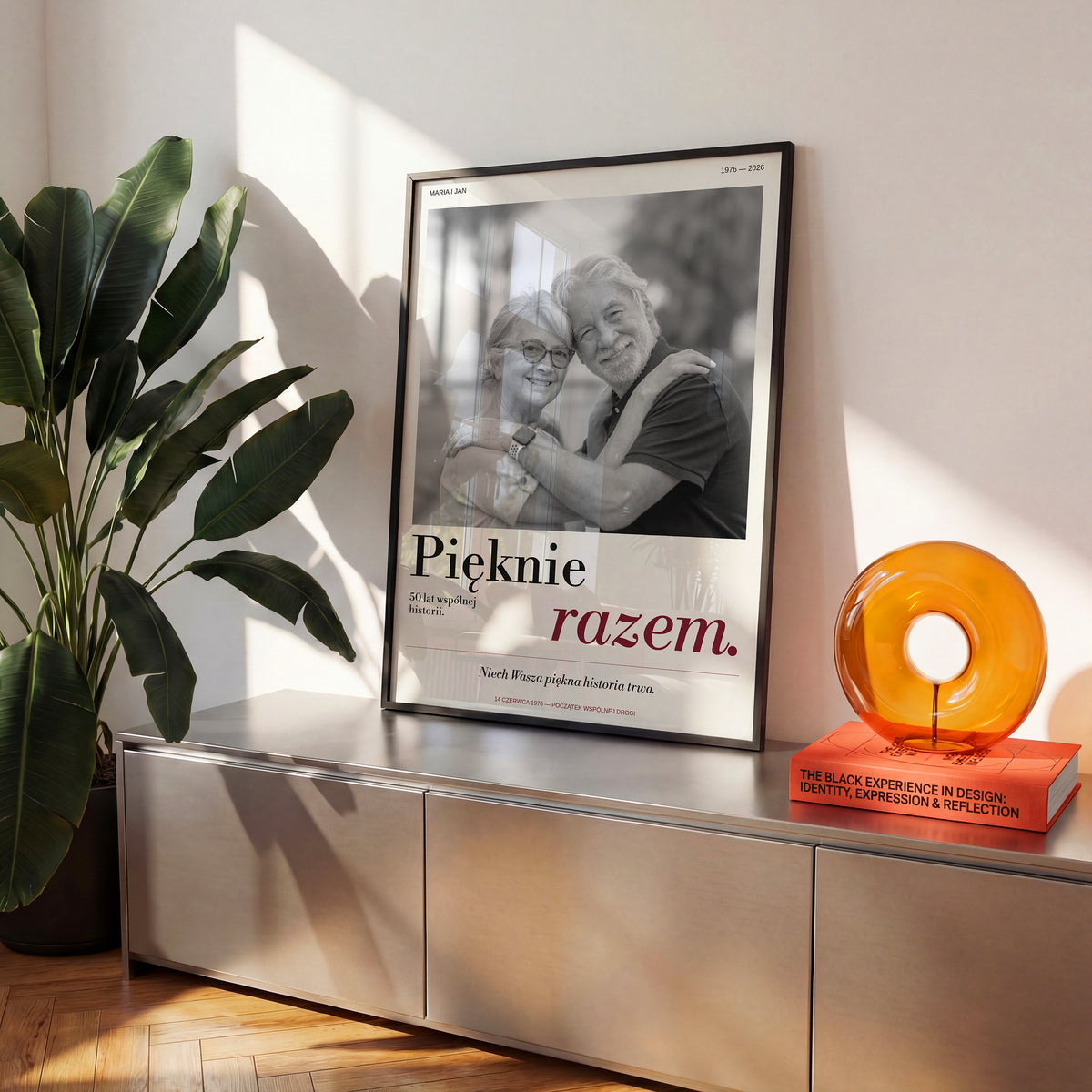 Personalizowany plakat Pięknie Razem na rocznicę ślubu w czarnej ramce we wnętrzu C-PL-HEART-33-2130-NF