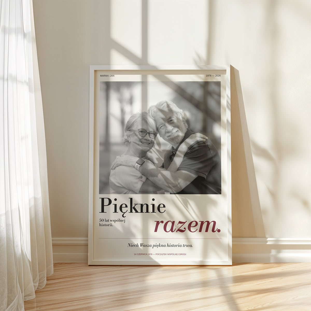 Personalizowany plakat Pięknie Razem na rocznicę ślubu w białej ramce przy oknie C-PL-HEART-33-2130-NF