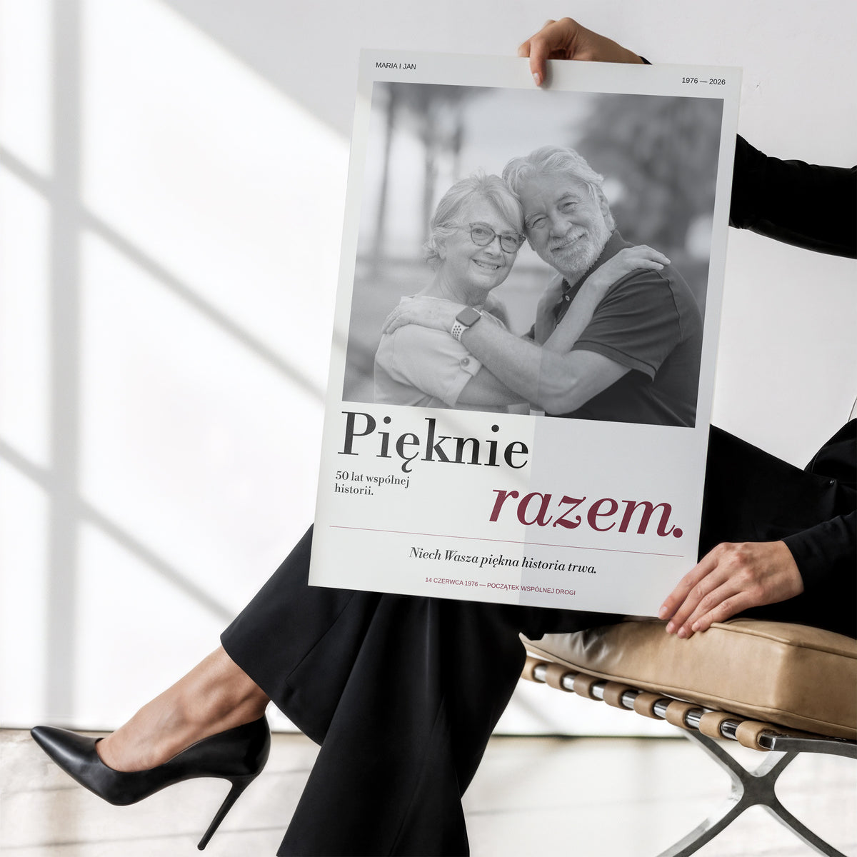 Personalizowany plakat Pięknie Razem na rocznicę ślubu bez ramki w dłoniach C-PL-HEART-33-2130-NF