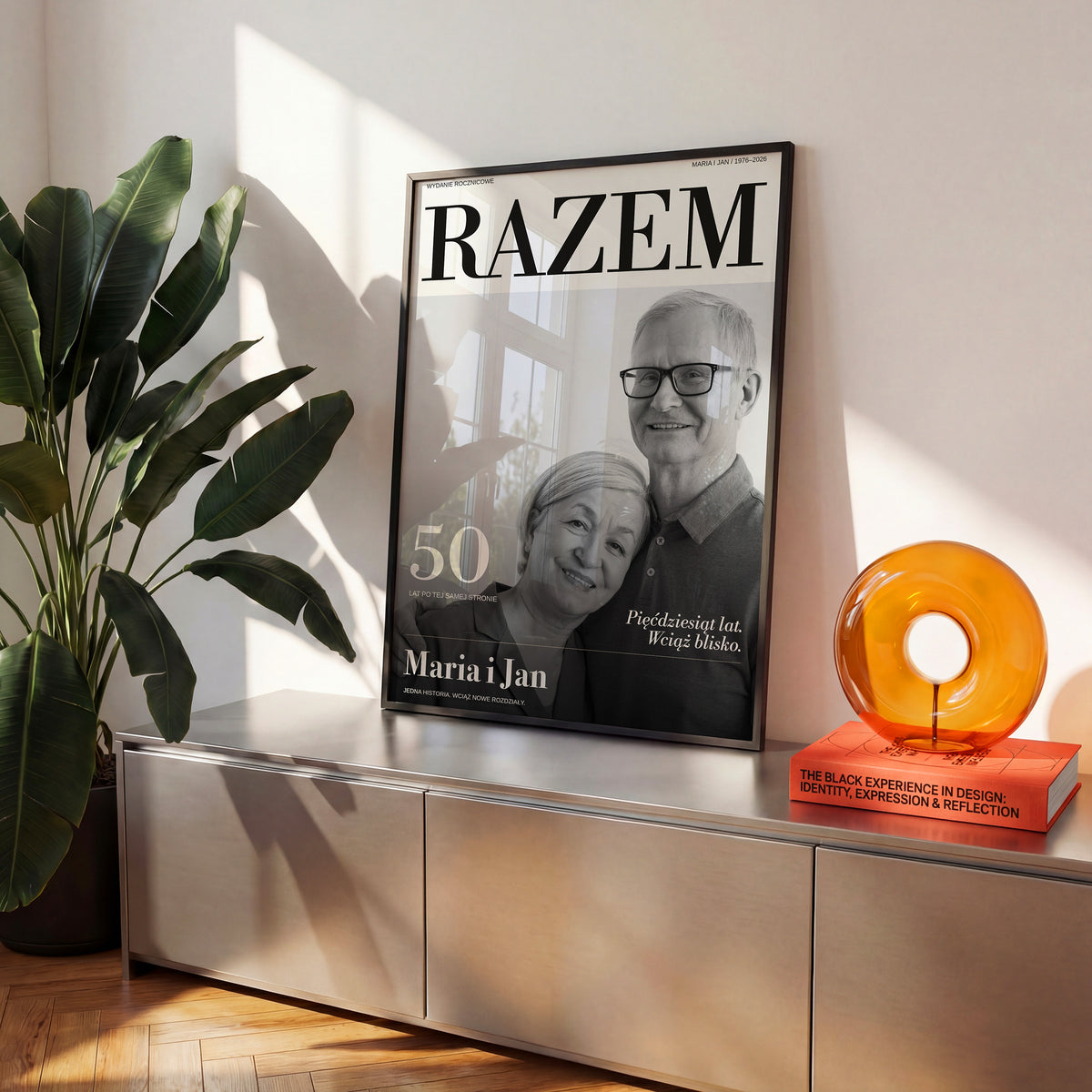 Personalizowany plakat RAZEM — Rocznica na rocznicę ślubu w czarnej ramce we wnętrzu C-PL-HEART-32-2130-NF