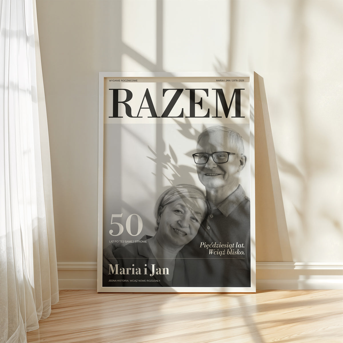 Personalizowany plakat RAZEM — Rocznica na rocznicę ślubu w białej ramce przy oknie C-PL-HEART-32-2130-NF