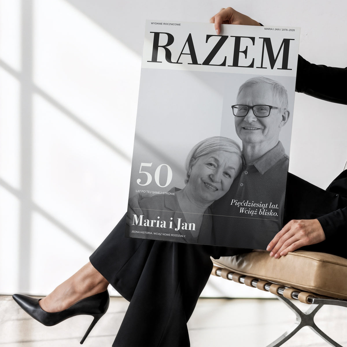 Personalizowany plakat RAZEM — Rocznica na rocznicę ślubu bez ramki w dłoniach C-PL-HEART-32-2130-NF