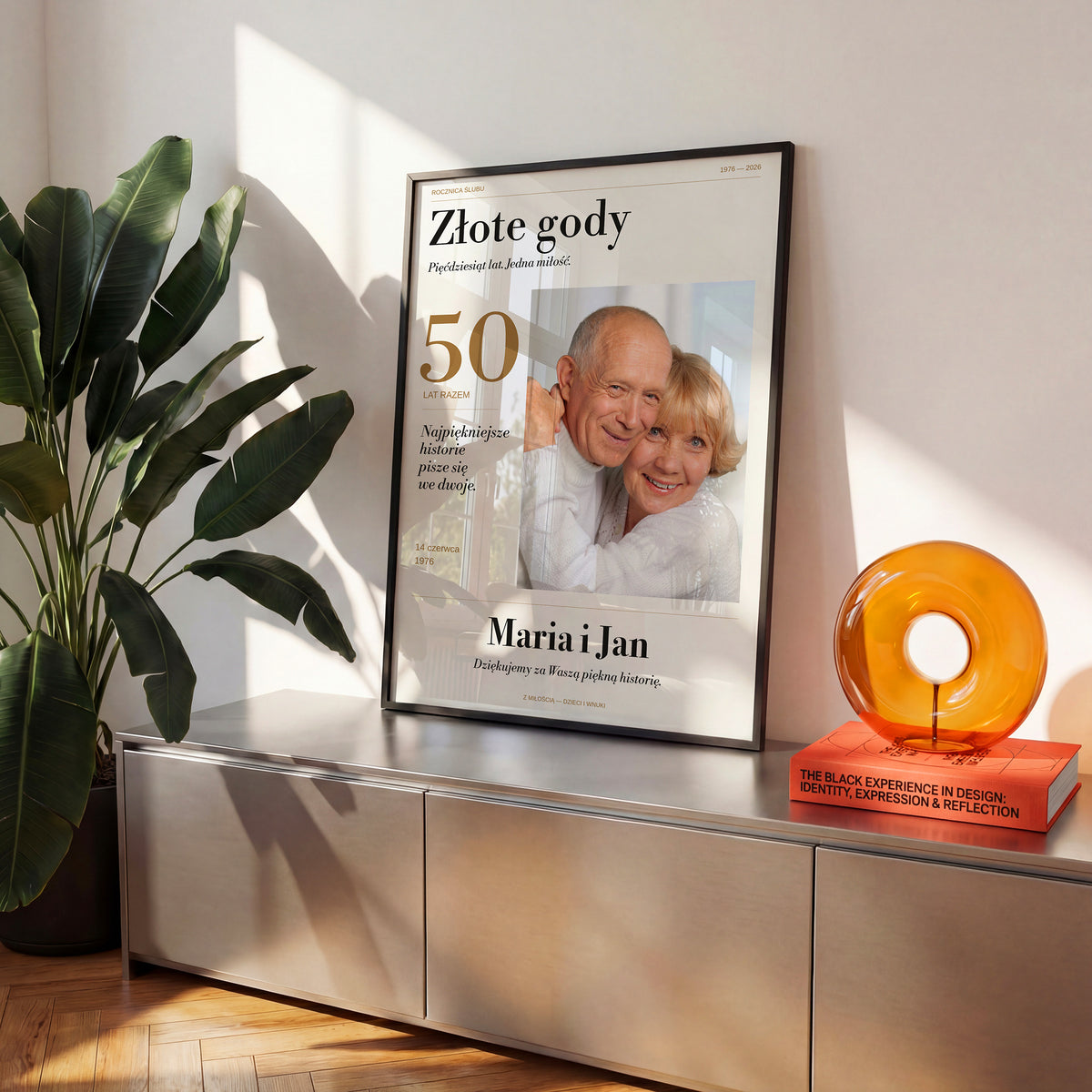 Personalizowany plakat Złote Gody na rocznicę ślubu w czarnej ramce we wnętrzu C-PL-HEART-31-2130-NF
