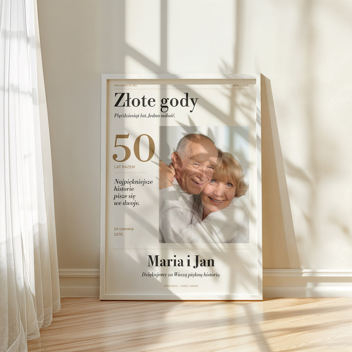 Personalizowany plakat Złote Gody na rocznicę ślubu w białej ramce przy oknie C-PL-HEART-31-2130-NF