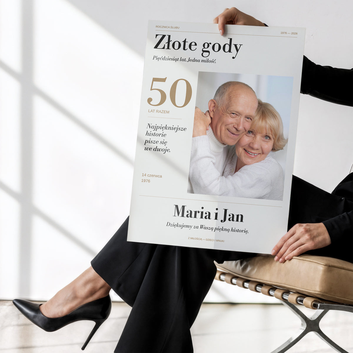 Personalizowany plakat Złote Gody na rocznicę ślubu bez ramki w dłoniach C-PL-HEART-31-2130-NF