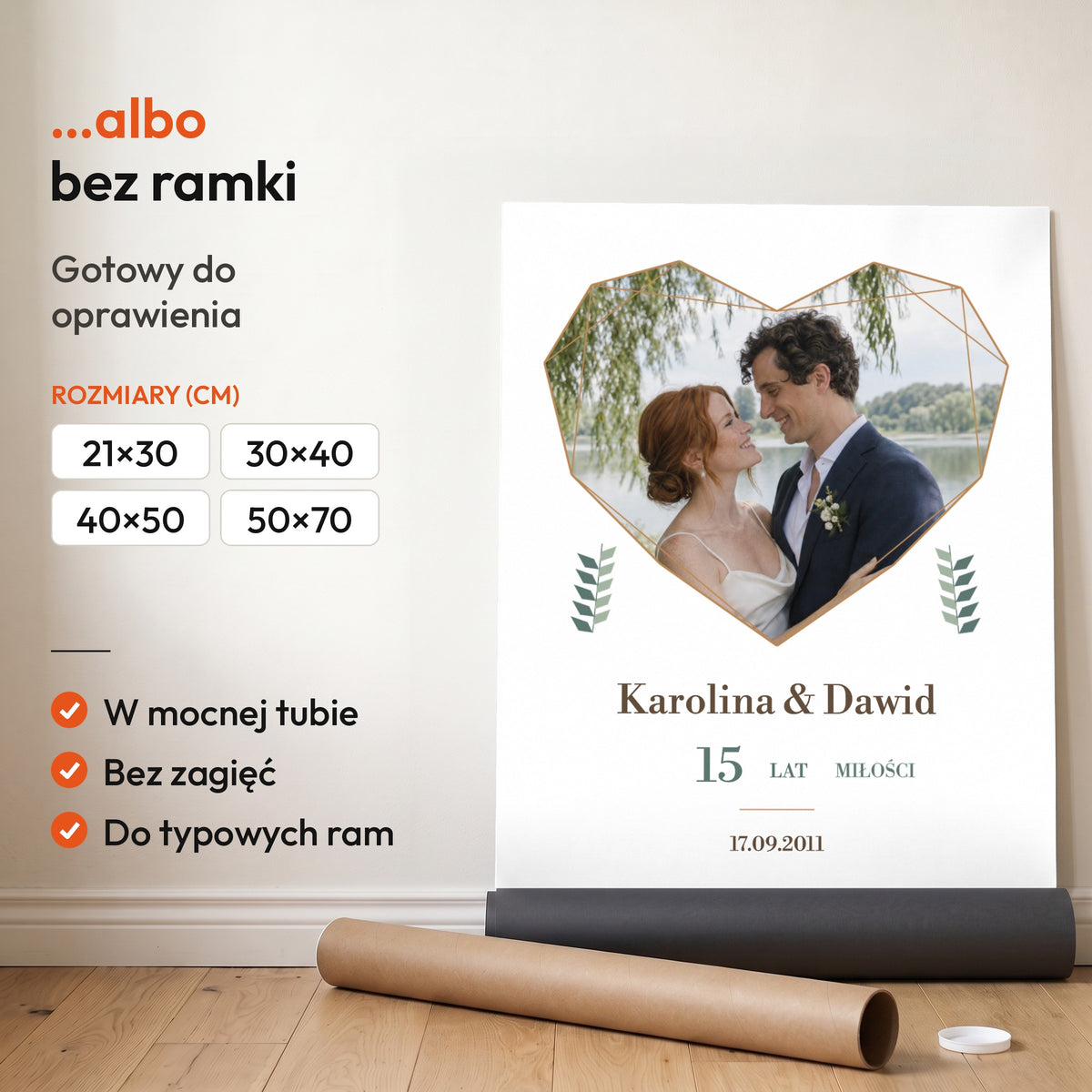 Serce Wspomnień — plakat bez ramki, gotowy do oprawienia: rozwinięty z rolki, obok tuba do wysyłki. C-PL-HEART-16-2130-NF