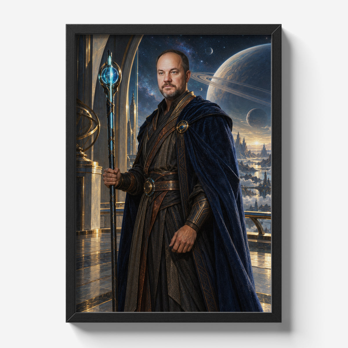 Strażnik Galaktyki — plakat ze zdjęcia w czarnej ramie na jasnym tle, z portretem mężczyzny w granatowym płaszczu ze świetlistą laską na tle planet.