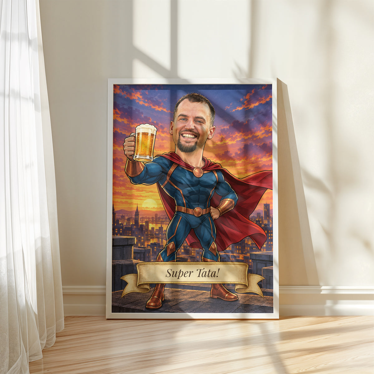 Super Tata — plakat w białej ramie przy oknie, z karykaturą taty jako superbohatera w pelerynie, z kuflem piwa na tle miasta. C-PL-KAR-08-2130-NF