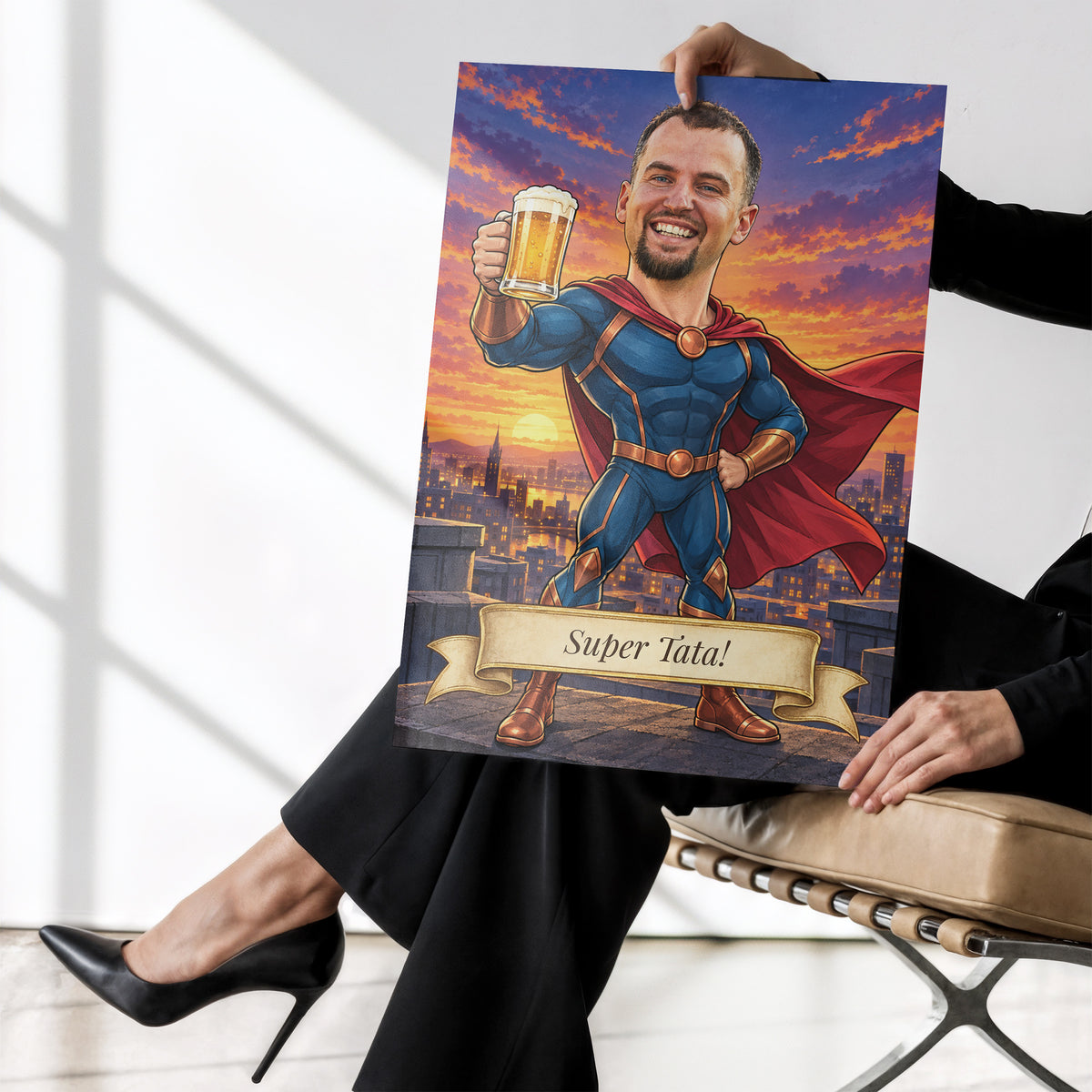 Super Tata — plakat bez ramki trzymany w dłoniach, z karykaturą taty jako superbohatera w pelerynie, z kuflem piwa na tle miasta. C-PL-KAR-08-2130-NF
