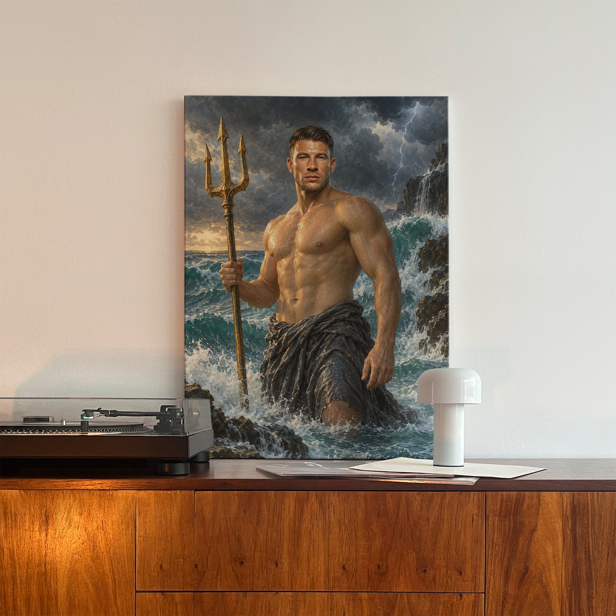 Władca oceanów — personalizowany obraz na płótnie oparty o jasną ścianę, na drewnianej komodzie obok gramofonu. C-CV-ROY-06-2030