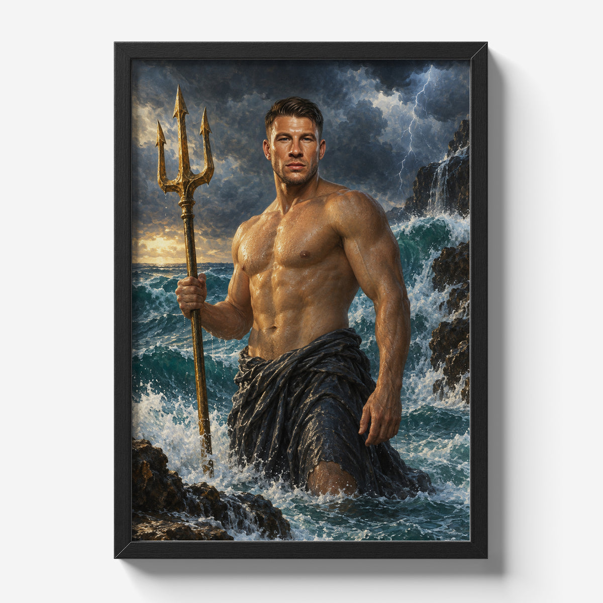Władca Oceanów — plakat ze zdjęcia w czarnej ramie na jasnym tle, z portretem mężczyzny ze złotym trójzębem wśród fal wzburzonego morza.