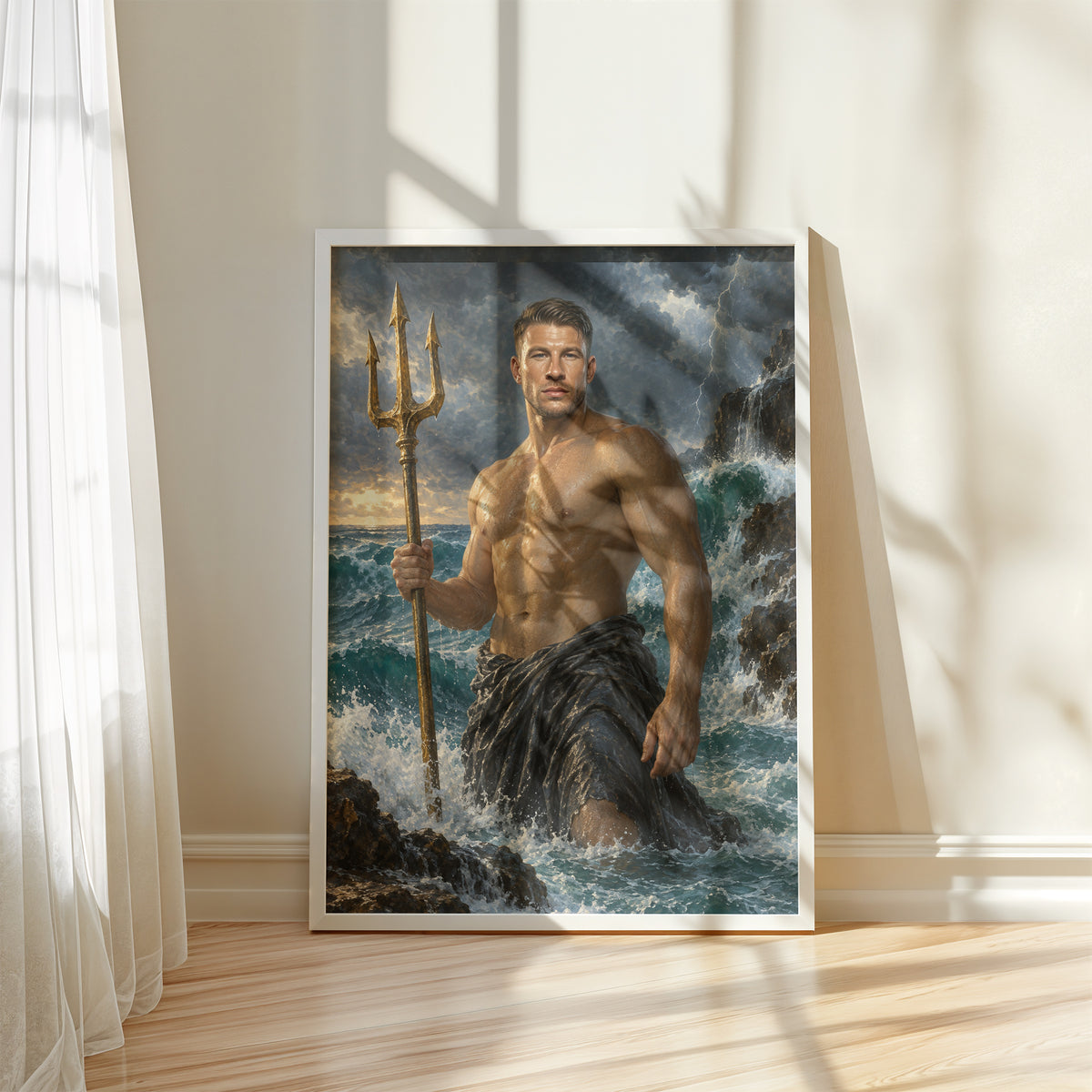 Władca Oceanów — plakat w białej ramie przy oknie, z portretem mężczyzny ze złotym trójzębem wśród fal wzburzonego morza. C-PL-ROY-06-2130-NF